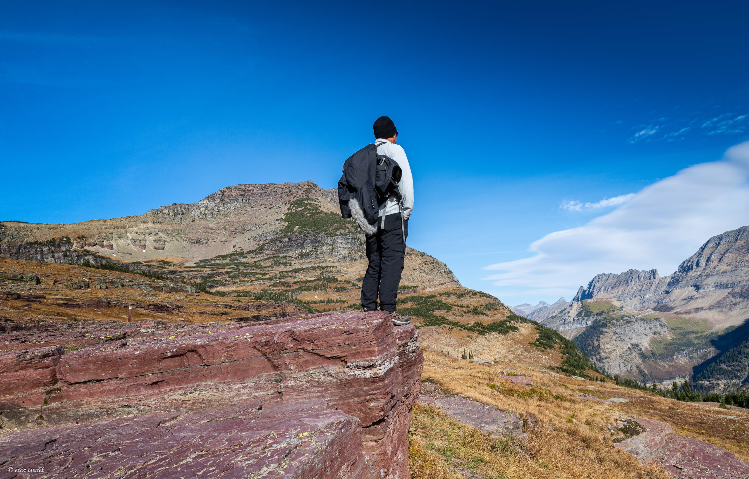 הרים גבוהים ומישהו עומד על קצה הצוק