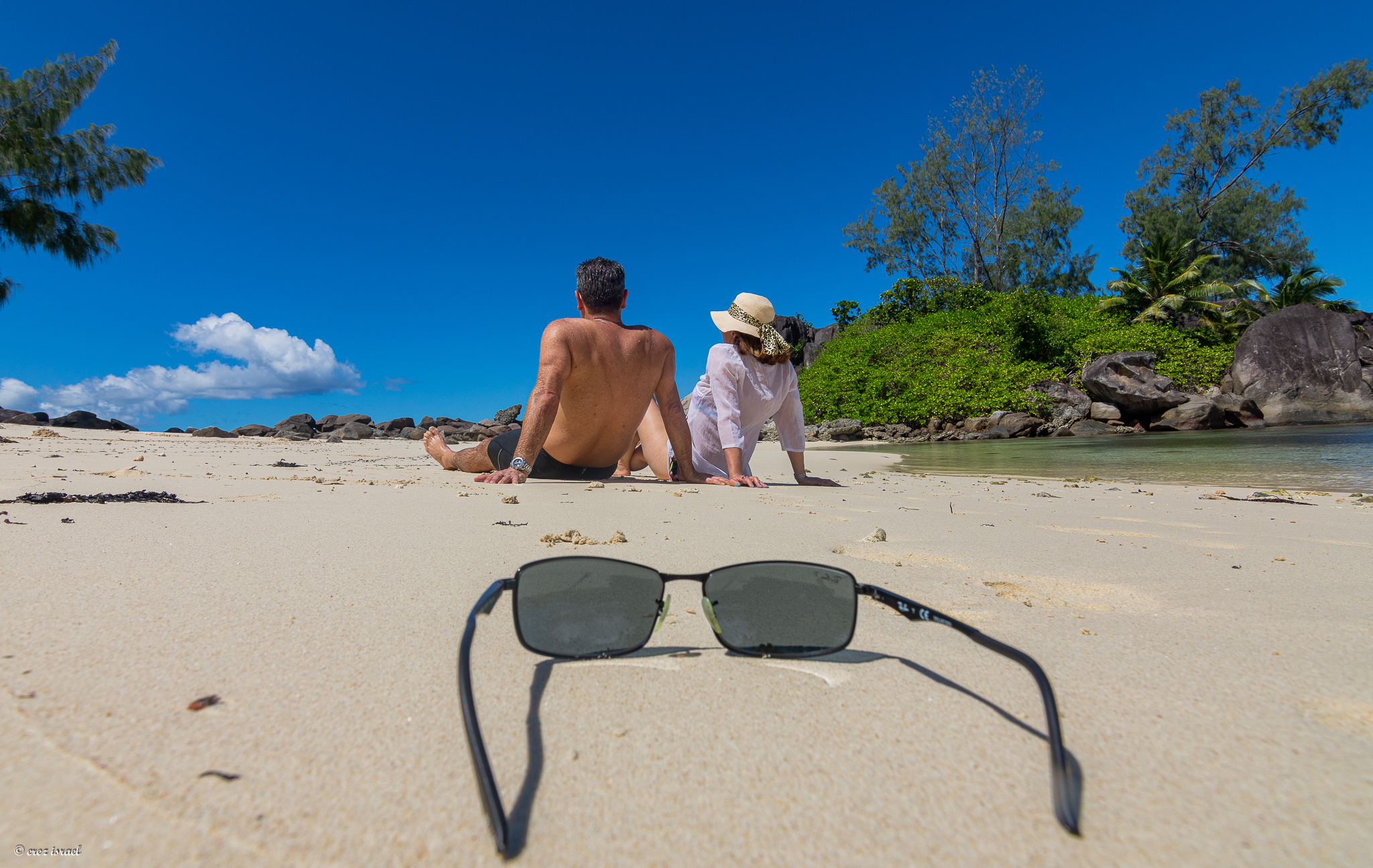 זוג יושבים על שפת הים