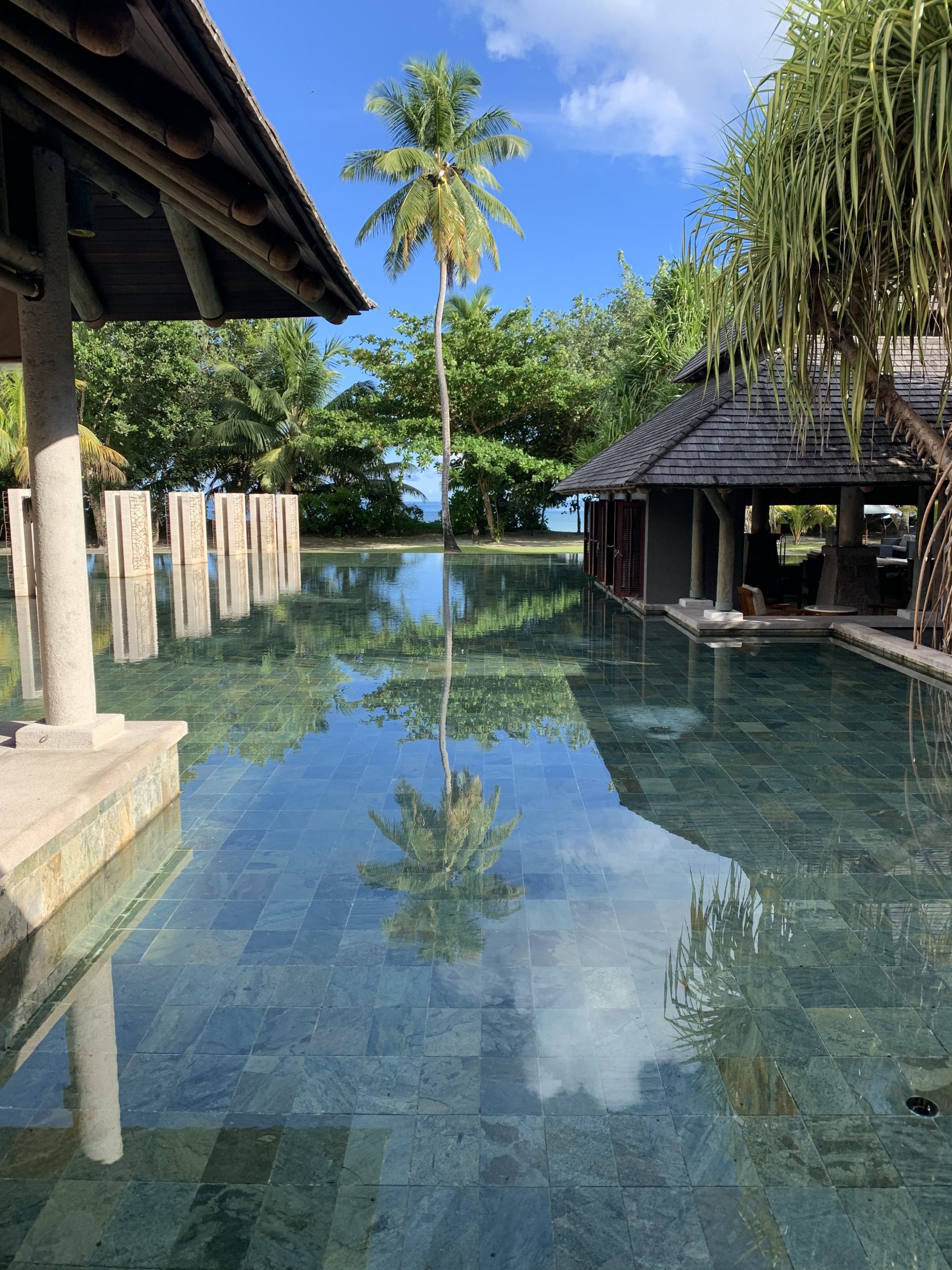 בתים מעץ מעל המים