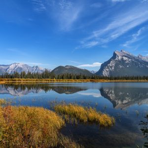 רגעים מיוחדים בצלילות ושקיפות של הרי הרוקי עת גווני העצים מתחילים להשתנות , אלברטה קנדה