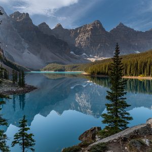 השתקפות הרי הרוקיס באגם הנחשב כפנינת האגמים . אלברטה ,קנדה