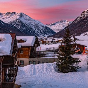 הרי אלפים המושלגים מתעוררים לזריחה אדומה ,צפון איטליה