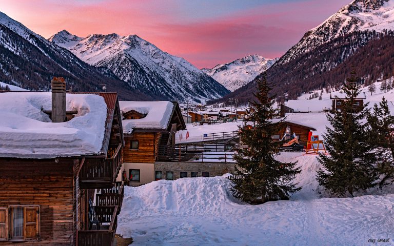 הרי אלפים המושלגים מתעוררים לזריחה אדומה ,צפון איטליה