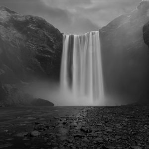 כמו חוטים לבנים הנופלים על סלע הבזלת , איסלנד