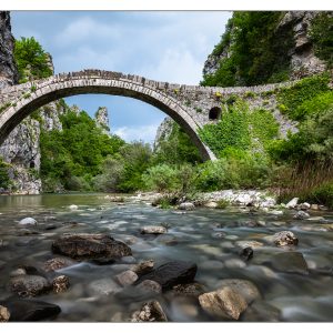 גשר האבן באווירת זרימה - חבל זגוריה , יוון