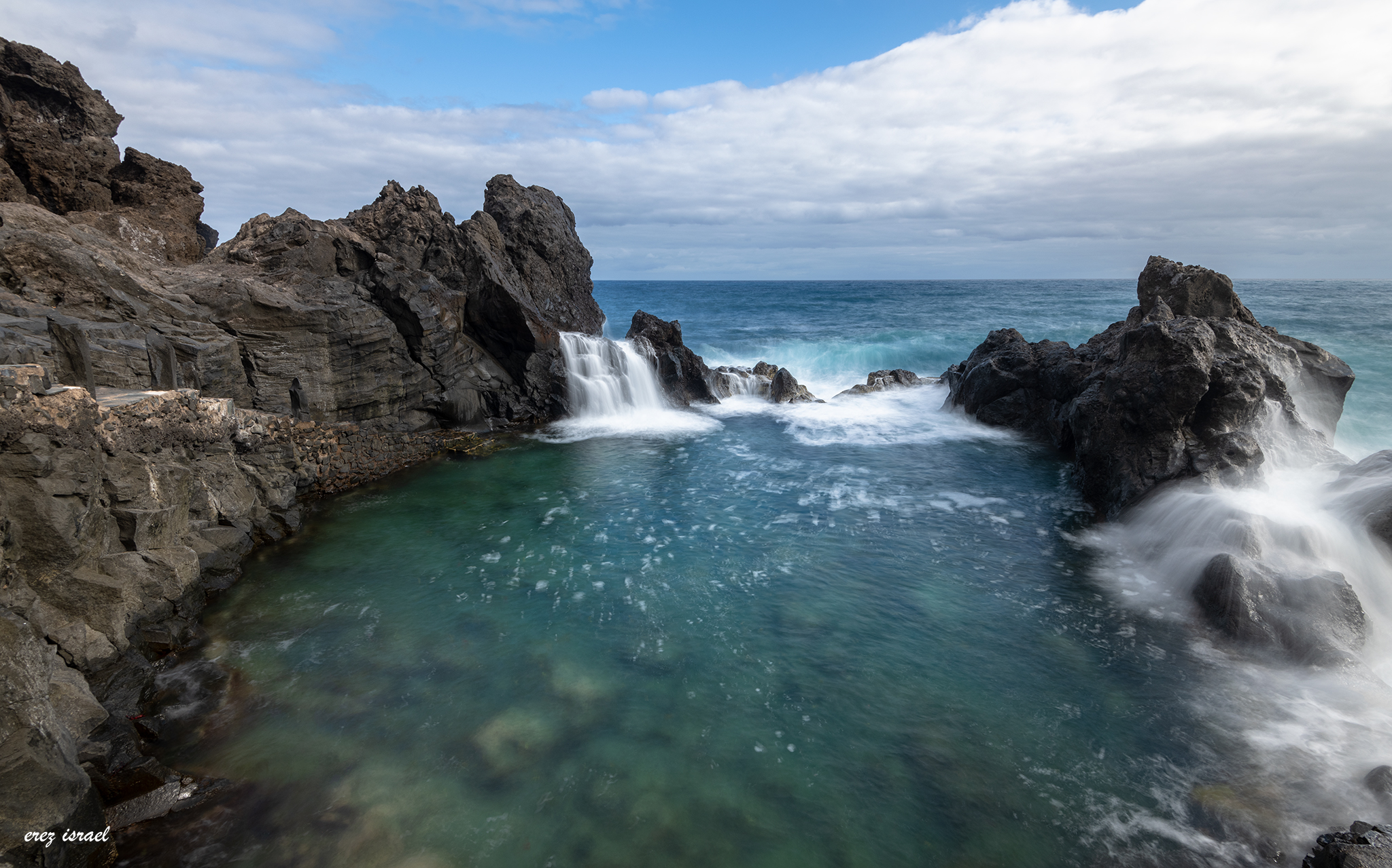 גלי האוקיאנוס מתנפצים בלגונה בזלתית , טנריף ספרד