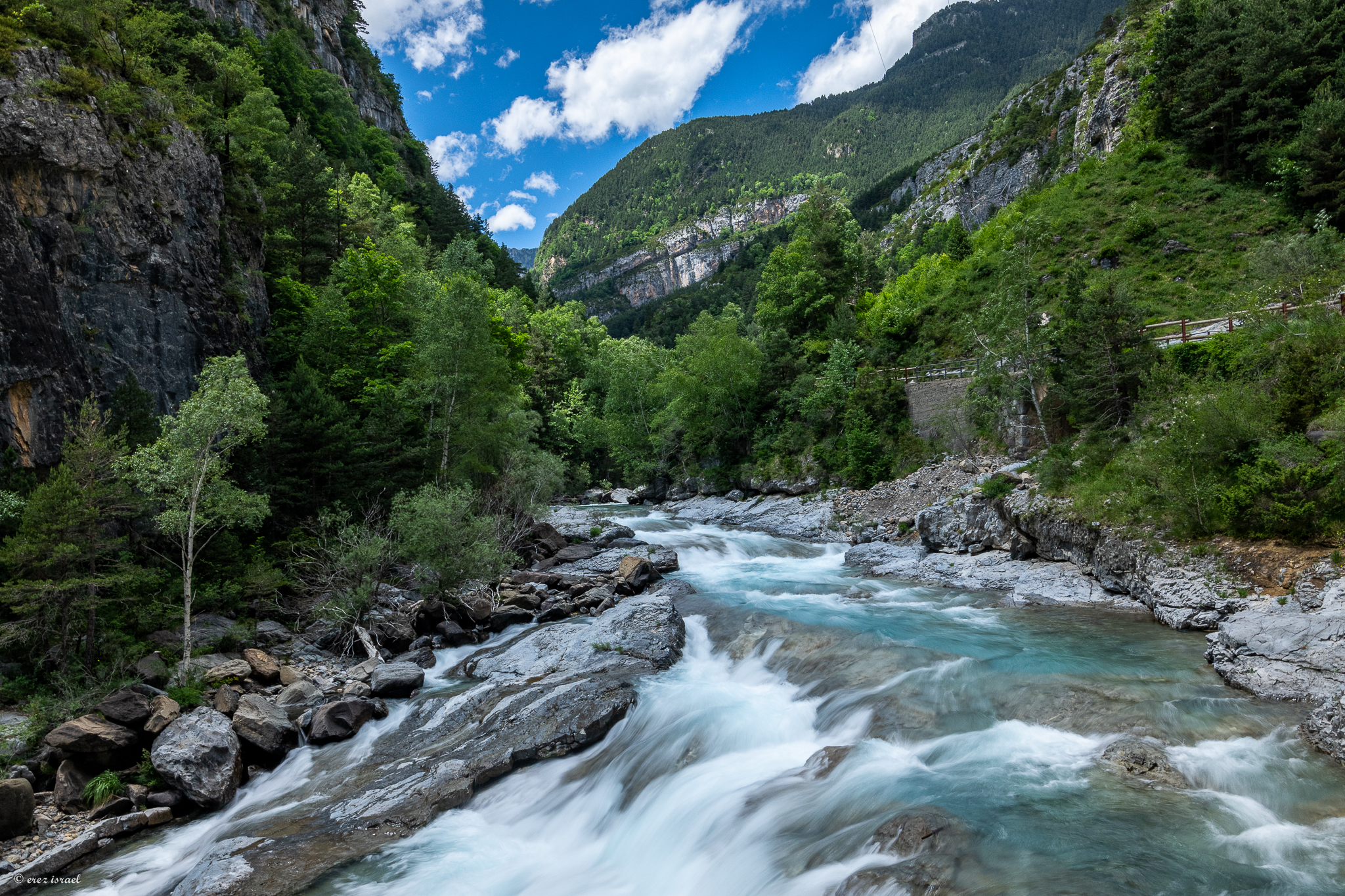 זרימת השלגים בין הרי הפירנאים , צפון ספרד
